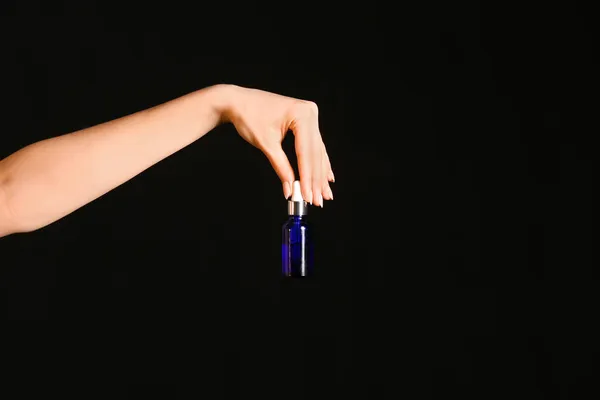 Mano Femenina Con Botella Aceite Esencial Sobre Fondo Oscuro — Foto de Stock