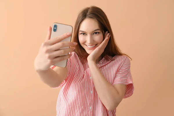 Hezký Úsměv Žena Přičemž Selfie Béžové Pozadí — Stock fotografie