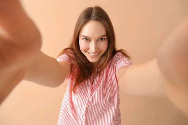 Glückliche Junge Frau Macht Selfie Auf Beigem Hintergrund — Stockfoto