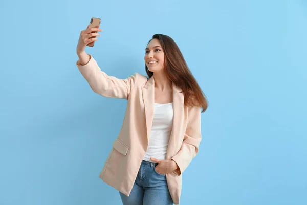 Mulher Sorridente Bonita Tomando Selfie Fundo Cor — Fotografia de Stock