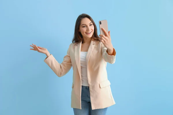 Mladá Usmívající Žena Brát Selfie Ukazuje Něco Barevném Pozadí — Stock fotografie