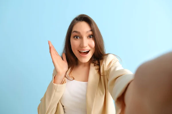 Schöne Überraschte Frau Macht Selfie Auf Farbigem Hintergrund — Stockfoto