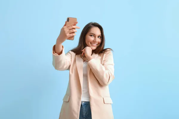 Mujer Bastante Sonriente Posando Para Selfie Sobre Fondo Color — Foto de Stock