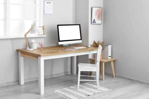 Moderner Arbeitsplatz Mit Leerem Computerbildschirm Hellen Büro — Stockfoto