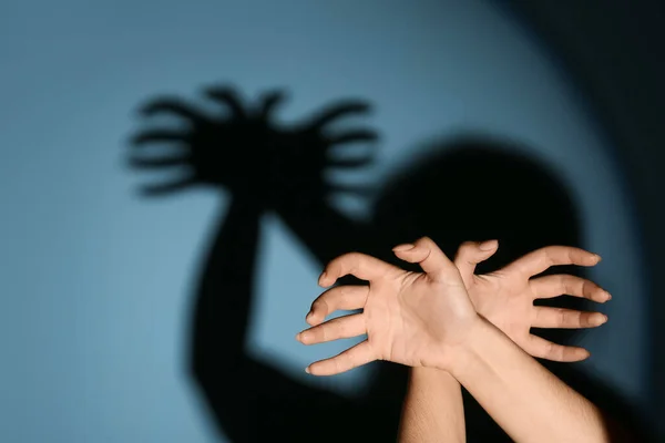 Mujer Haciendo Araña Sombra Con Sus Manos Sobre Fondo Color —  Fotos de Stock