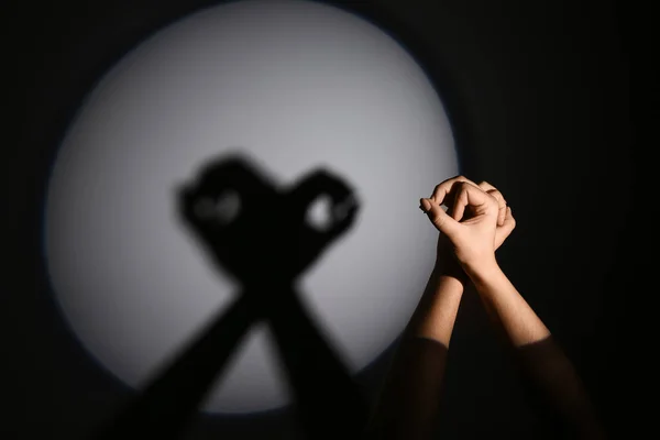 Woman Performing Shadow Play — Stock Photo, Image