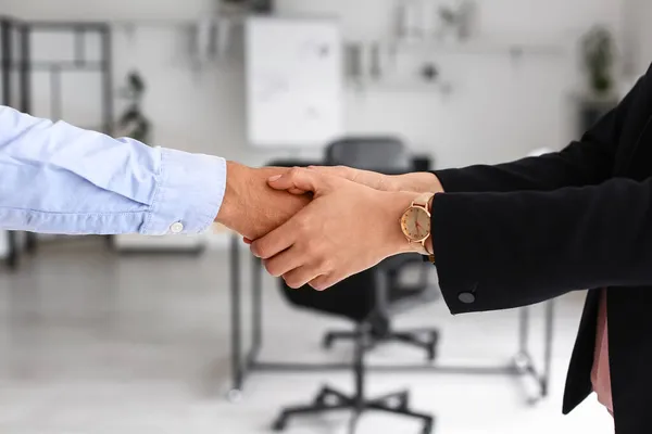 オフィスで男性労働者の手を握っている実業家 クローズアップ — ストック写真