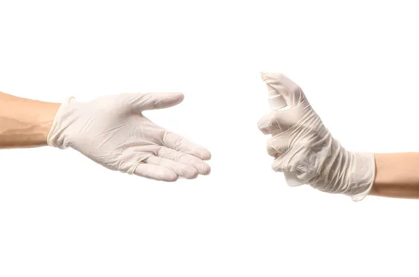 白い背景に男の手に防腐剤を噴霧医療用手袋の女性 — ストック写真