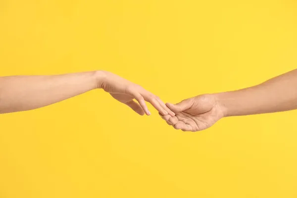 Muž Žena Dotýkají Prsty Žlutém Pozadí — Stock fotografie