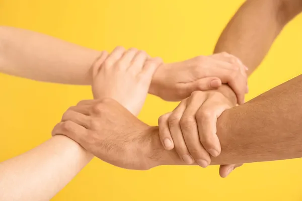 Ring Van Vrouwelijke Mannelijke Handen Gele Achtergrond Close — Stockfoto