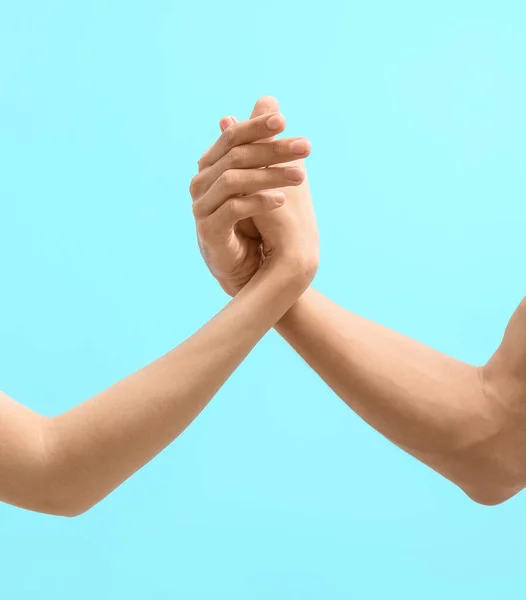 Άντρας Και Γυναίκα Κρατιούνται Χέρι Χέρι Μπλε Φόντο — Φωτογραφία Αρχείου