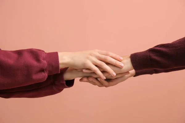 Mujer Sosteniendo Las Manos Del Hombre Sobre Fondo Beige —  Fotos de Stock