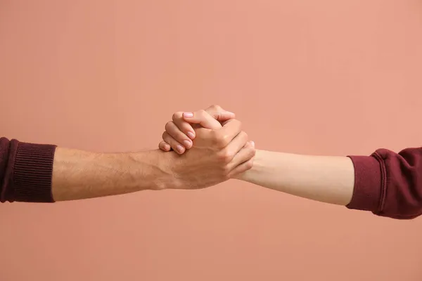 Mujer Hombre Tomados Mano Sobre Fondo Beige —  Fotos de Stock