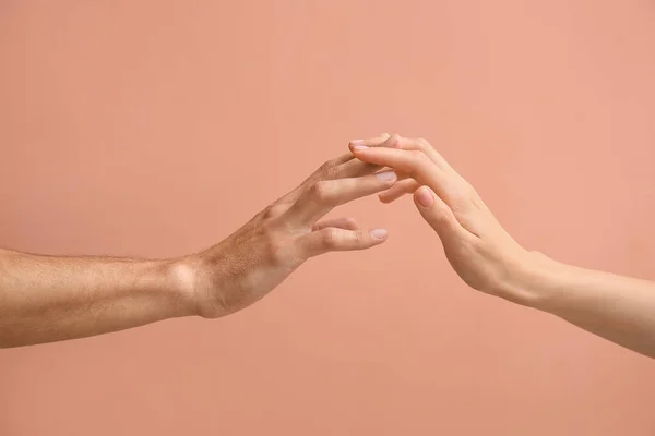 Мужчина Женщина Держатся Руки Бежевом Фоне — стоковое фото