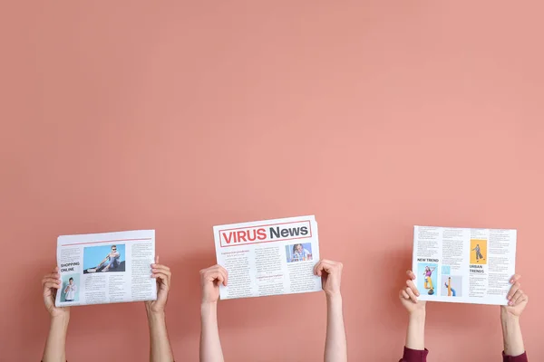 Mensen Met Kranten Roze Achtergrond — Stockfoto
