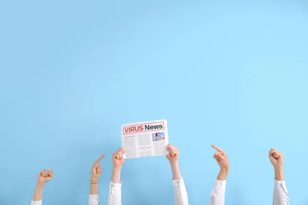 People Pointing Newspaper Blue Background — Stock Photo, Image