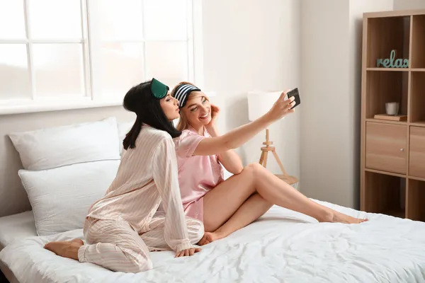 Güzel Genç Kadınlar Yatak Odasında Selfie Çekiyorlar — Stok fotoğraf