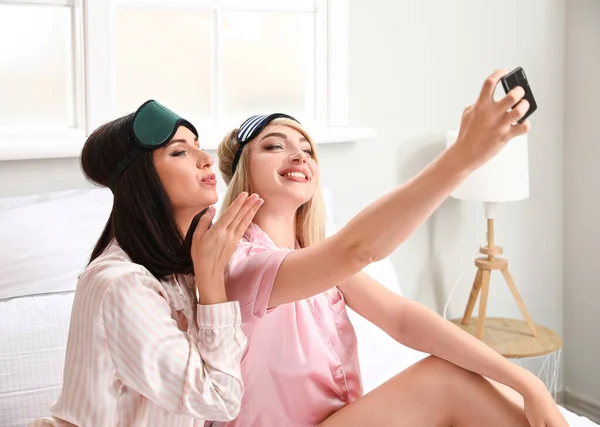 Vackra Unga Kvinnor Tar Selfie Sovrummet — Stockfoto