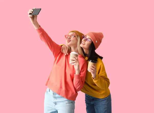 Cool Młode Kobiety Biorąc Selfie Tle Koloru — Zdjęcie stockowe