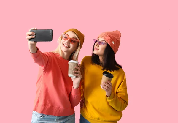 Cool Młode Kobiety Biorąc Selfie Tle Koloru — Zdjęcie stockowe