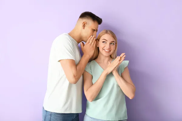 Gossiping Jovem Casal Fundo Cor — Fotografia de Stock