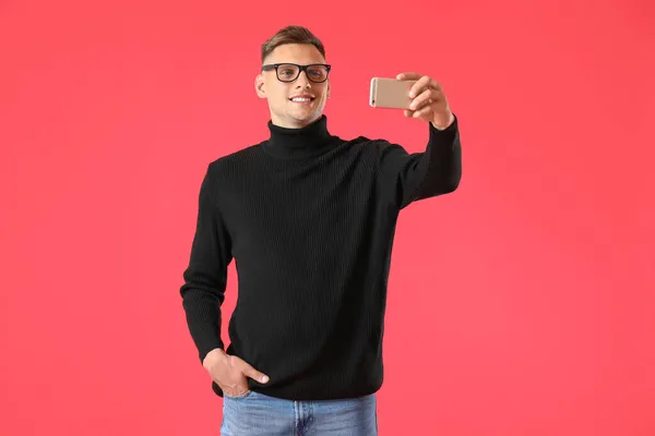 Snygg Ung Man Tar Selfie Färg Bakgrund — Stockfoto
