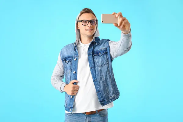 Κομψός Νεαρός Άνδρας Που Παίρνει Selfie Στο Φόντο Χρώμα — Φωτογραφία Αρχείου