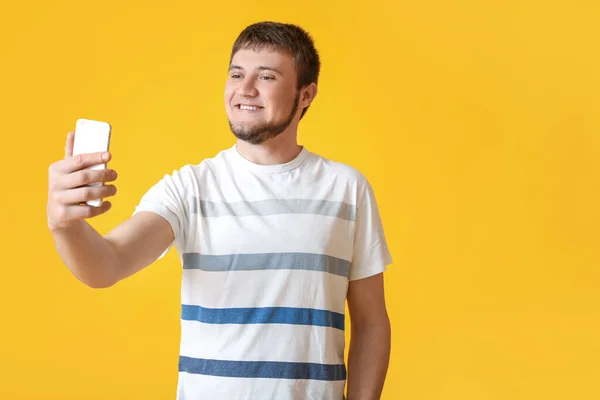 Cool Uomo Prendendo Selfie Colore Sfondo — Foto Stock