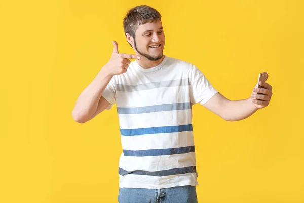 Cool Uomo Prendendo Selfie Colore Sfondo — Foto Stock