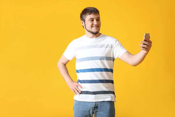 Cool Uomo Prendendo Selfie Colore Sfondo — Foto Stock