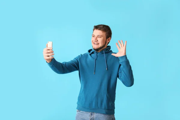 Elegante Giovane Uomo Prendendo Selfie Sfondo Colore — Foto Stock