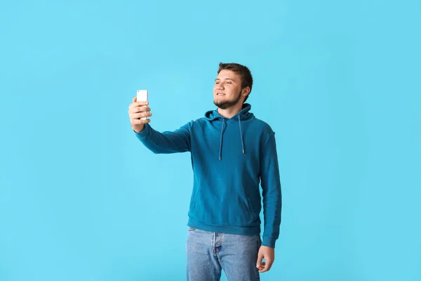 Stilvoller Junger Mann Macht Selfie Auf Farbigem Hintergrund — Stockfoto