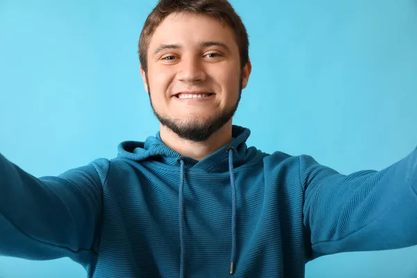 Stilvoller Junger Mann Macht Selfie Auf Farbigem Hintergrund — Stockfoto