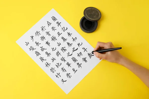 Азиатский Каллиграф Пишет Иероглифы Цветном Фоне — стоковое фото