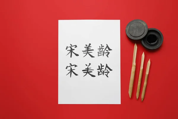 Werkzeuge Für Kalligraphie Und Papier Mit Asiatischen Hieroglyphen Auf Farbigem — Stockfoto