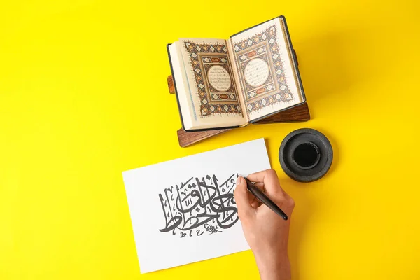 Escritura Caligráfica Árabe Hoja Papel Contra Fondo Color — Foto de Stock