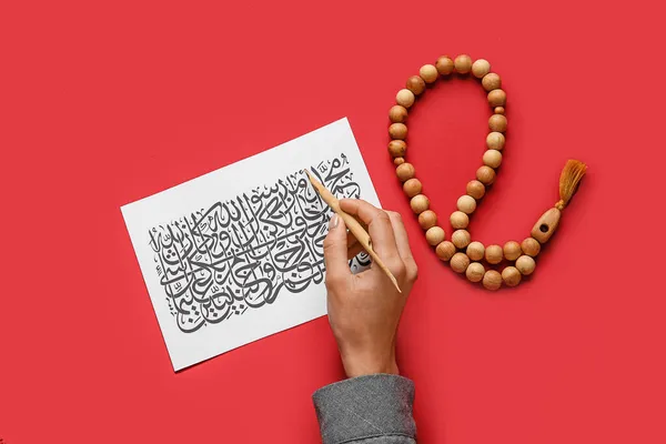 Arabski Kaligrafista Piszący Papierze Tle Koloru — Zdjęcie stockowe