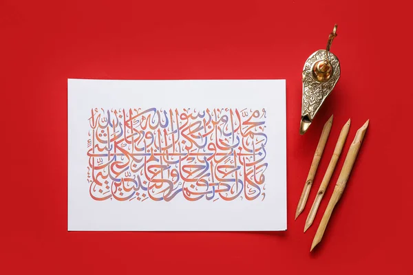 Papel Con Texto Árabe Herramientas Para Caligrafía Sobre Fondo Color — Foto de Stock