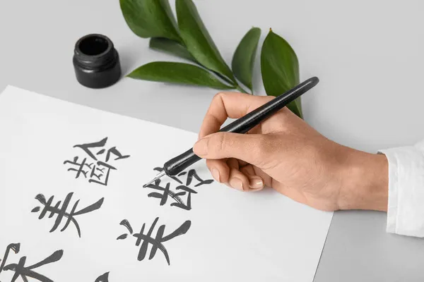 Calligrafo Asiatico Scrittura Geroglifici Sfondo Chiaro — Foto Stock