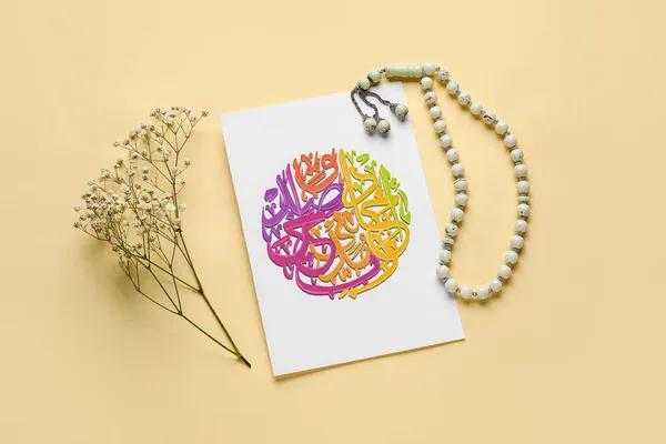 Papel Con Texto Árabe Flores Tasbih Sobre Fondo Color — Foto de Stock