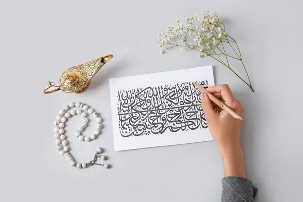 Calligrafo Arabo Che Scrive Foglio Carta Sfondo Chiaro — Foto Stock