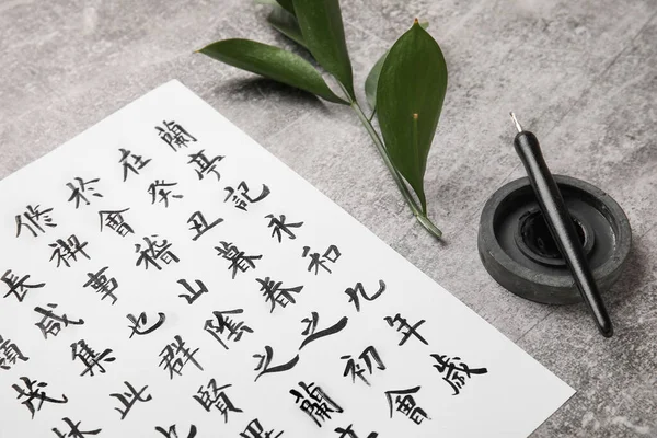 Инструменты Каллиграфии Бумаги Азиатскими Иероглифами Сером Фоне — стоковое фото