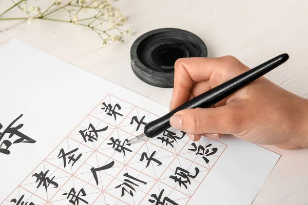 Asiatischer Kalligraph Schreibt Hieroglyphen Auf Weißem Hintergrund Nahaufnahme — Stockfoto