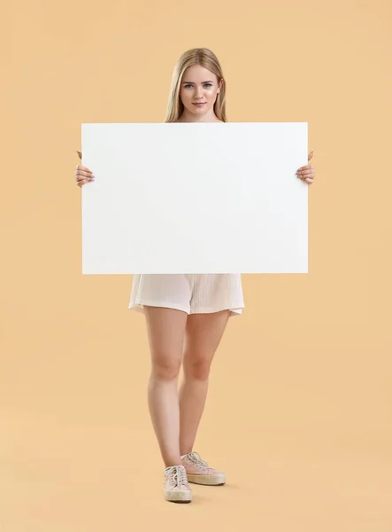 Mujer Rubia Joven Con Cartel Blanco Sobre Fondo Beige — Foto de Stock