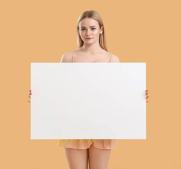 Mulher Loira Bonita Com Cartaz Branco Fundo Bege — Fotografia de Stock