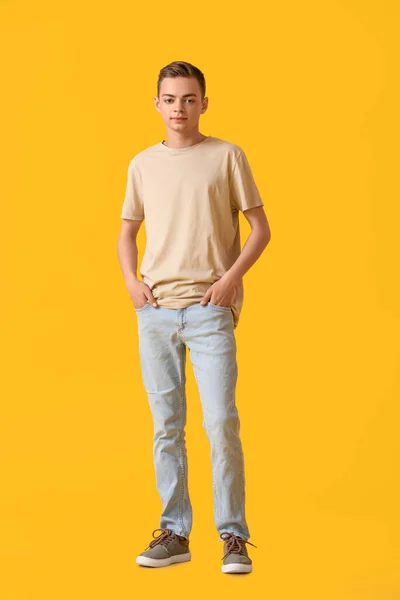 Niño Adolescente Camiseta Beige Sobre Fondo Amarillo — Foto de Stock