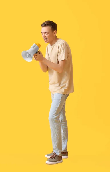 Adolescente Gritando Megafone Fundo Amarelo — Fotografia de Stock