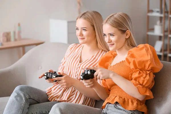 Νεαρές Δίδυμες Αδελφές Παίζουν Βιντεοπαιχνίδι Στο Σπίτι — Φωτογραφία Αρχείου