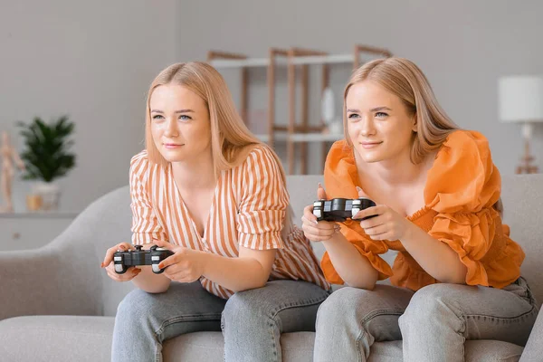 Hermanas Gemelas Jóvenes Jugando Videojuego Casa — Foto de Stock