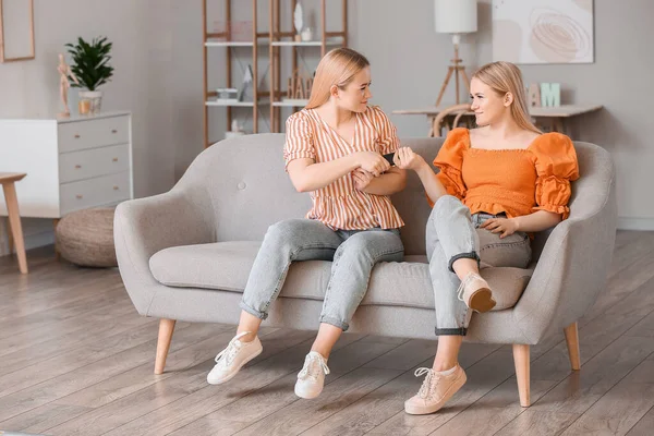 Young Twin Sisters Remote Control Home — Stock Photo, Image